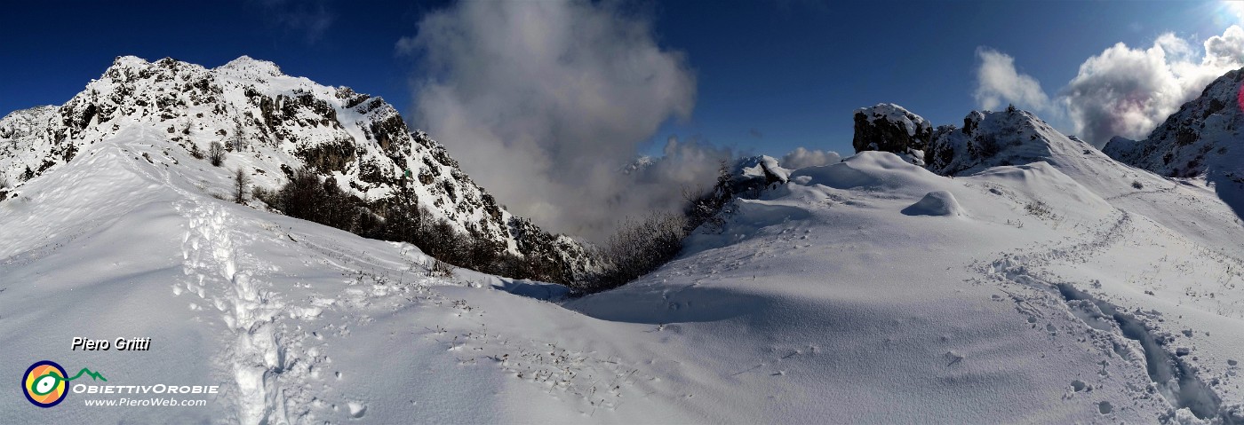 22 Sentiero ben tracciato nella neve al Passo di Grialeggio da escusonisti che mi hanno preceduto.jpg